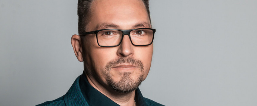 2021. JANUÁR 20.- SZERDA: ÁKOS A ZENESZERZŐ, A ZENÉSZ, A KÖLTŐ, A SZÍNÉSZ, A RENDEZŐ ÉS AZ APA