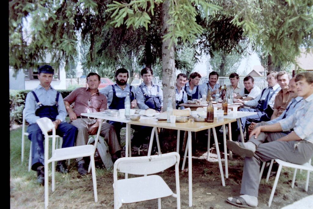 1985 – Munkaszüneti pihenő a Chemos udvarában.