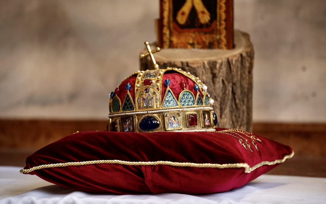2024. Április 28.- A SZENT KORONA – MELLYEL MÁTYÁST IS KIRÁLLYÁ KORONÁZTÁK – A MÁTYÁS KIRÁLY TÉRI, MÁTYÁS KIRÁLY ÁLTAL ÉPÍTTETETT TEMPLOMBA JÖTT